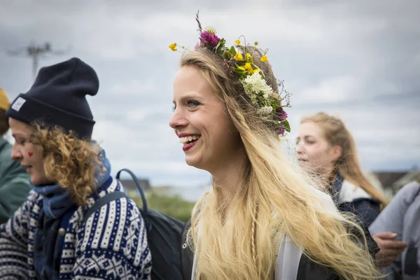 Traena, Norveç - 08 Temmuz 2015: Traenafestival sırasında Avrupa'nın en küçük gay Pride, Traena küçük adada yer alan müzik festivali little my dövme ile bacaklar üzerinde yakın.