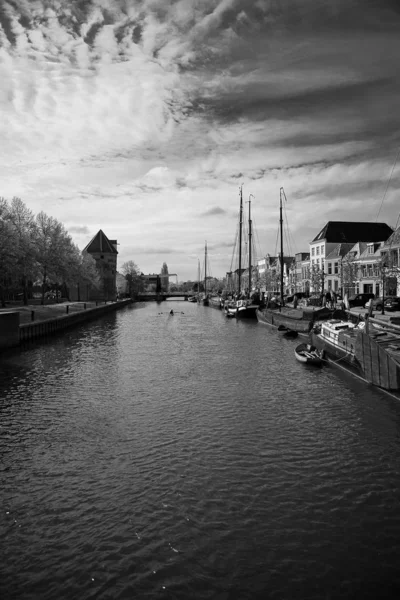 Bir Kanal Üzerinde Siyah Beyaz Görünüm Zwolle Hollanda — Stok fotoğraf