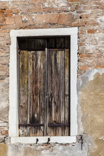 Close Old Decrepit Brick Wall Window Closed Wooden Shutter Sestier — Foto Stock