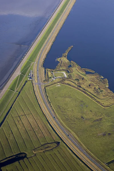 Yeşil alanlar, dike ve deniz ile Ameland Frizya Adası kıyılarının havadan kıyı görünümü, Hollanda