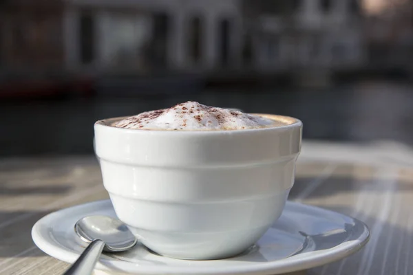 Cappuccino Italiano Fresco Una Mesa Terraza Cafetería — Foto de Stock