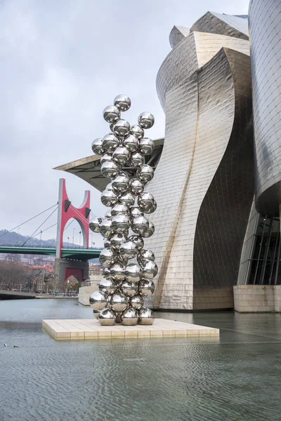 Bilbao, İspanya - 19 Mart 2015: Niki de Saint Phalle sergisi sırasında Bilbao 'daki Guggenheim Müzesi (27 Haziran 2015)) 