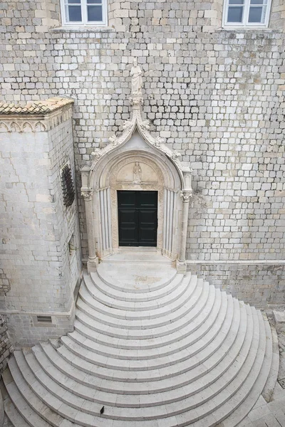 Лестница Вход Готической Дверью Доминиканского Монастыря Дубровник Хорватия — стоковое фото