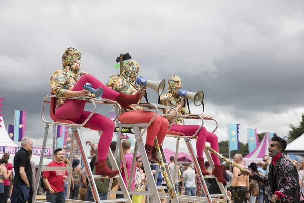 Amsterdam Países Bajos Julio 2017 Artistas Que Sientan Sillas Altas —  Fotos de Stock