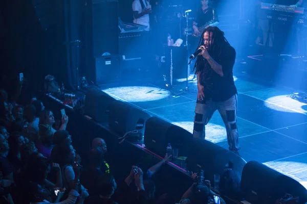 Amsterdam, Hollanda - 1 Temmuz 2016: kültürel ve dünya müzik festivali Roots Amsterdam kapsamında Melkweg'de reggae şarkıcıları Gentleman ve Ky-Mani Marley konseri