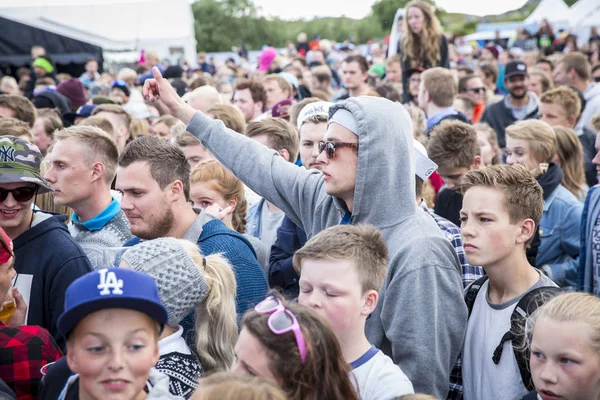 Traena, Norveç - 07 Temmuz 2016: Norveçli şarkıcı Astrid S'nin Traenafestivalen'deki konserinde tezahürat lar, küçük Traena adasında düzenlenen müzik festivali