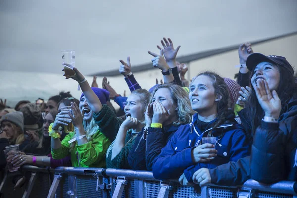 Traena, Norveç - 08 Temmuz 2016: Norveçli pop müzisyeni ve şarkıcı Dagny Norvoll Sandvik'in Traenafestival'deki konserinde seyirciler tezahürat yapıyor, traena adasında müzik festivali gerçekleşiyor