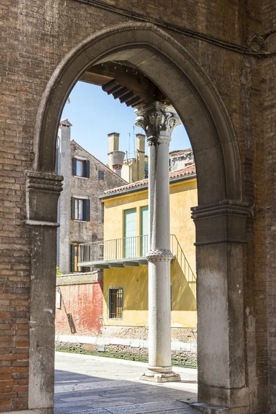 Venitian architecture with old yellow buildings background viewed from an arched passageway — Stock Image Venitian Architecture Old Yellow Buildings Background Viewed Arched Passageway Stock Picture