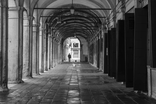 Old arcade passage foot way in sunset light in Venice Italy — Stock Image Old Arcade Passage Foot Way Sunset Light Venice Italy Stock Photo