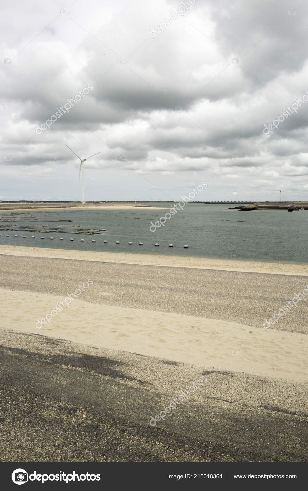 Fotos de Moinho de vento mar, Imagens de Moinho de vento mar sem royalties