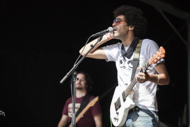 Amsterdam, Hollanda - 3 Temmuz 2016: Alternatif Cezayirli grup Djmawi Africa'nın Amsterdam Roots Open Air konseri, Oosterpark'ta düzenlenen ücretsiz halk kültür festivali