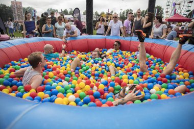 Amsterdam, Hollanda - 29 Temmuz 2017: Westerpark Milkshake Festivali'nde renkli bir top havuzunda eğlenen gençler