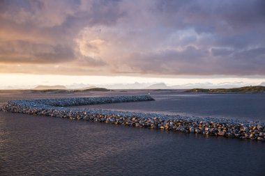 Gece yarısı güneşinde Norveç manzarası