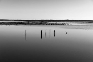 deniz şubat 2010'da fırtına Xynthia sonra dike üzerinden gitti sonra doğa rezerv Casse de la Belle Henriette de durgun su yansıması ile lagün üzerinde alacakaranlık