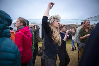 Traena, Norveç - 9 Temmuz 2016: Norveçli elektronik müzik ikilisi Ost & Kjex'in Traenafestival'deki konseri sırasında seyirci dansı, traena adasında düzenlenen müzik festivali