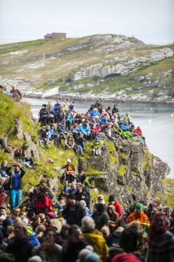 Traena, Norveç - 11 Temmuz 2015: Norveçli şarkıcı Anneli Drecker'ın Sanna Adası'ndaki Kirkehelleren katedral mağarasında ki konserinde, Traenafestival'de, traena adasında müzik festivali düzenlendi