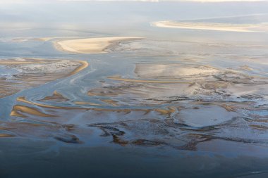 çamur ve kum banka su sarma ile düşük gelgit mudflat kıyı şeridi havadan görünümü, Frizya adası Ameland, Hollanda
