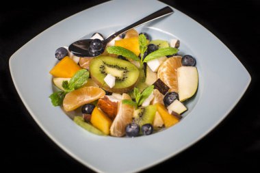 Lezzetli egzotik meyve salatası.