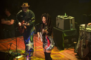 Utrecht, Hollanda - 1 Mayıs 2017: Amerikalı şarkıcı, söz yazarı ve multi-enstrümentalist Valerie June'un Utrecht'teki Tivoli Vredenburg konseri
