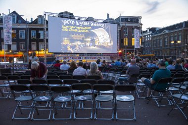 Amsterdam, Hollanda - 24 Ağustos 2016: 18-27/08/2016 tarihleri arasında düzenlenen Dünya Sineması Amsterdam'da, Marie Heinekenplein'de Arjantin filmi Road to la Paz'ın açık hava gösterimi