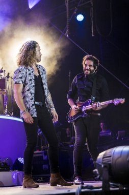 Nyon, İsviçre - 19 Temmuz 2017: Fransız pop şarkıcısı Julien Dore'un Paleo Festivali'ndeki konseri