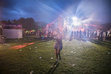 Amsterdam, Hollanda - 29 Temmuz 2017: Westerpark Milkshake Festivali'nde gece yağmur altında dans eden kadın