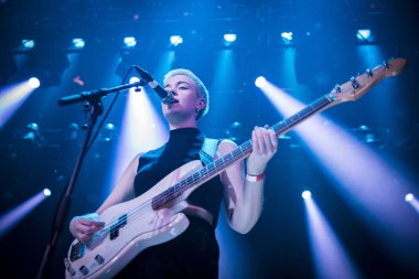 Amsterdam, Hollanda - 22 Ekim 2017: Amerikalı alternatif rock grubu Pins konseri, Breeders'ın Amsterdam'daki Venue Melkweg'deki destek hareketi