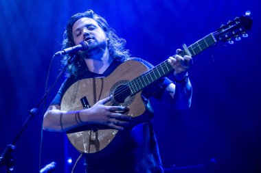 Utrecht, Hollanda - 1 Mayıs 2017: Amerikalı şarkıcı, söz yazarı ve multi-enstrümentalist Valerie June'un Utrecht'teki Tivoli Vredenburg konseri öncesinde Will Varley Music ile ilk perde