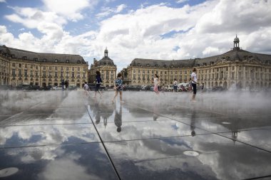 Brüksel, Belçika - 17 Nisan 2016: Monts des Arts 'ın belediye binası manzaralı görüntüsü. Brüksel, Belçika 'nın başkenti ve Avrupa Birliği' nin fiili başkentidir..