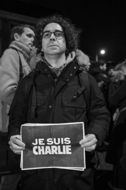 Amsterdam, Hollanda, 08 Ocak 2015: Paris'te Charlie Hebdo'ya yapılan saldırıyla dayanışma içinde şeytani bir yer, Fransa'da 07 Ocak