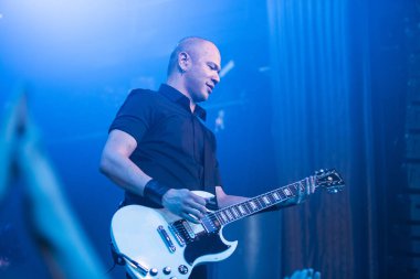 Amsterdam, Hollanda - 19 Mart 2017: Kanadalı hard rock heavy metal grubu Danko Jones'un Melkweg konseri