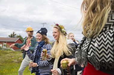 Traena, Norveç - 08 Temmuz 2015: Traenafestival sırasında Avrupa'nın en küçük eşcinsel Gururu'na katılan renkli bir grup insan, traena adasında düzenlenen müzik festivali.