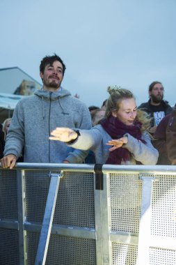 Traena, Norveç - 9 Temmuz 2016: Norveçli elektronik müzik ikilisi Ost & Kjex'in Traenafestival'deki konserinde seyirciler tezahürat yapıyor, traena adasında müzik festivali gerçekleşiyor