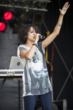 Amsterdam, Hollanda - 3 Temmuz 2016: Amsterdam Roots Open Air'de alternatif Electro-Hip Hop Faslı grup N3rdistan konseri, Oosterpark'ta ücretsiz halk kültür festivali düzenlendi