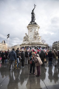 Paris, Fransa- 10 Ocak 2016: Place de la Repbublique, bombalı saldırı ve silahlı saldırı kurbanlarının anısına düzenlenen tören, Charlie Hebdo terör saldırısı ve 