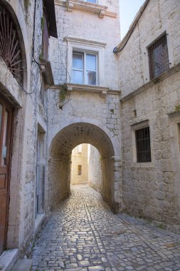 eski şehir Split, Hırvatistan bir kemer geçit ile arnavut kaldırımlı sokak