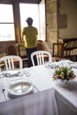 Bir etkinlik ya da düğün resepsiyonu için masa hazır.