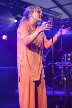 Traena, Norveç - 08 Temmuz 2016: Norveçli Pop Indie şarkıcısı Katrin Froder'In Traenafestival'deki konseri, traena adasında müzik festivali gerçekleşiyor