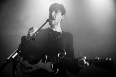 Amsterdam, Hollanda - 11 Şubat 2016: Hollandalı indie rock üçlüsü Bombay'ın Ot301 konserinde Albüm Yayın Gösterisi için konseri