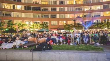 Amsterdam, Hollanda - 22 Ağustos 2018: 16-25/08/2018 tarihleri arasında düzenlenen Dünya Sineması Amsterdam'da Marie Heinekenplein'de Brezilya filmi Benzinho'nun açık hava gösterimi