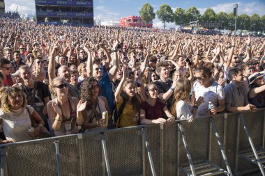 Nyon, İsviçre - 20 Temmuz 2017: Fransız ska grubu Tryo'nun Paleo Festivali konserinde tezahürat yapacak hayran kalabalığı