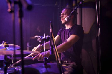 Amsterdam, Hollanda - 4 Ekim 2017: Amerikalı rock şarkıcısı Hanni El Khatib'in Bitterzoet Paradiso konseri öncesinde Fransız rock grubu Holy Oysters'ın destek sanatçısı