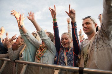 Traena, Norveç - 11 Temmuz 2014: Norveçli grup Ida Maria'nın Traenafestival'deki konseri sırasında, traena adasında müzik festivali gerçekleşiyor
