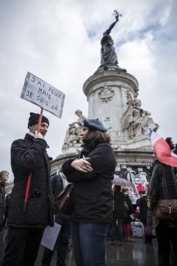 Paris, Fransa- 10 Ocak 2016: Place de la Repbublique, bombalı saldırı ve silahlı saldırı kurbanlarının anısına düzenlenen tören, Charlie Hebdo terör saldırısı ve 