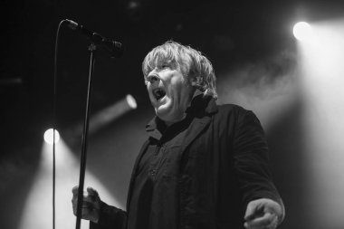 Amsterdam, Hollanda - 10 Şubat 2018: Belçikalı rock grubu Tjens Matic'in şarkıcı Arno ile melkweg konseri