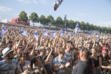 Nyon, İsviçre - 20 Temmuz 2017: Paleo Festivali'nde Fransız ska grubu Tryo'nun konserinde tezahürat ve bayraksallayan taraftar kalabalığı