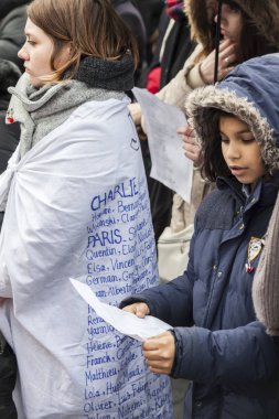 Paris, Fransa 10 Ocak 2016: Bombalama ve silahlı saldırı kurbanlarıanısına tören, Charlie Hebdo terör saldırısı anısına 