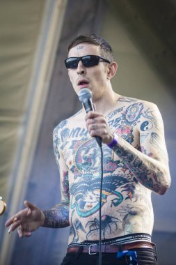 Traena, Norveç - 07 Temmuz 2016: Norveçli punk rock grubu Viagra Boys'un Traenafestival'deki konseri, traena adasında müzik festivali gerçekleşiyor