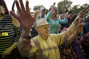 Amsterdam, Hollanda - 3 Temmuz 2016: Kübalı grup Elito Reve y su Charangon'ın Amsterdam Roots Open Air'deki konseri sırasında tezahürat eden yaşlı adam, Oosterpark'ta düzenlenen ücretsiz halk kültür festivali