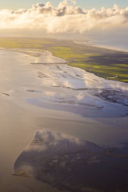 çamur ve kum banka su sarma ile düşük gelgit mudflat kıyı şeridinin havadan günbatımı görünümü, Frizya adası Ameland, Hollanda